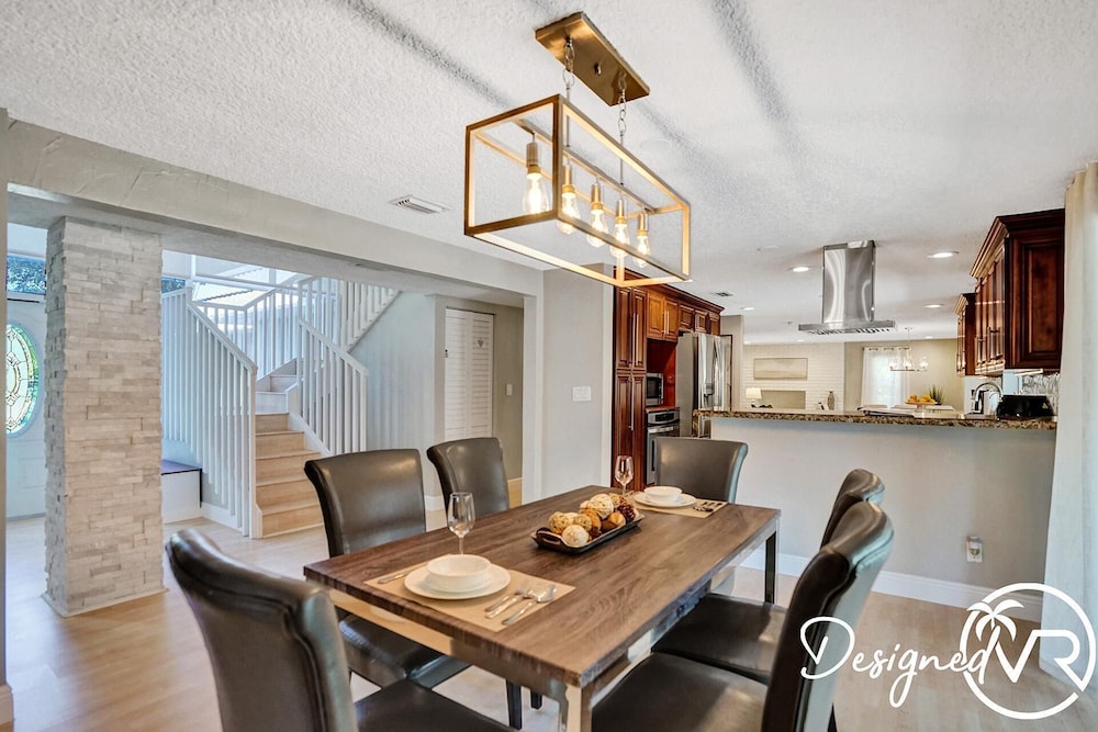 🌴🌴 Reunion Resort 7 BR w/Private Heated POOL & Fun-spaces 🏀🏸 🏐 𝘉𝘺 𝘋𝘦𝘴𝘪𝘨𝘯𝘦𝘥𝘝𝘙