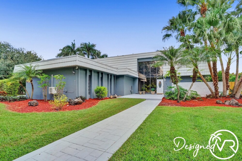 🌴🌴 Reunion Resort 7 BR w/Private Heated POOL & Fun-spaces 🏀🏸 🏐 𝘉𝘺 𝘋𝘦𝘴𝘪𝘨𝘯𝘦𝘥𝘝𝘙