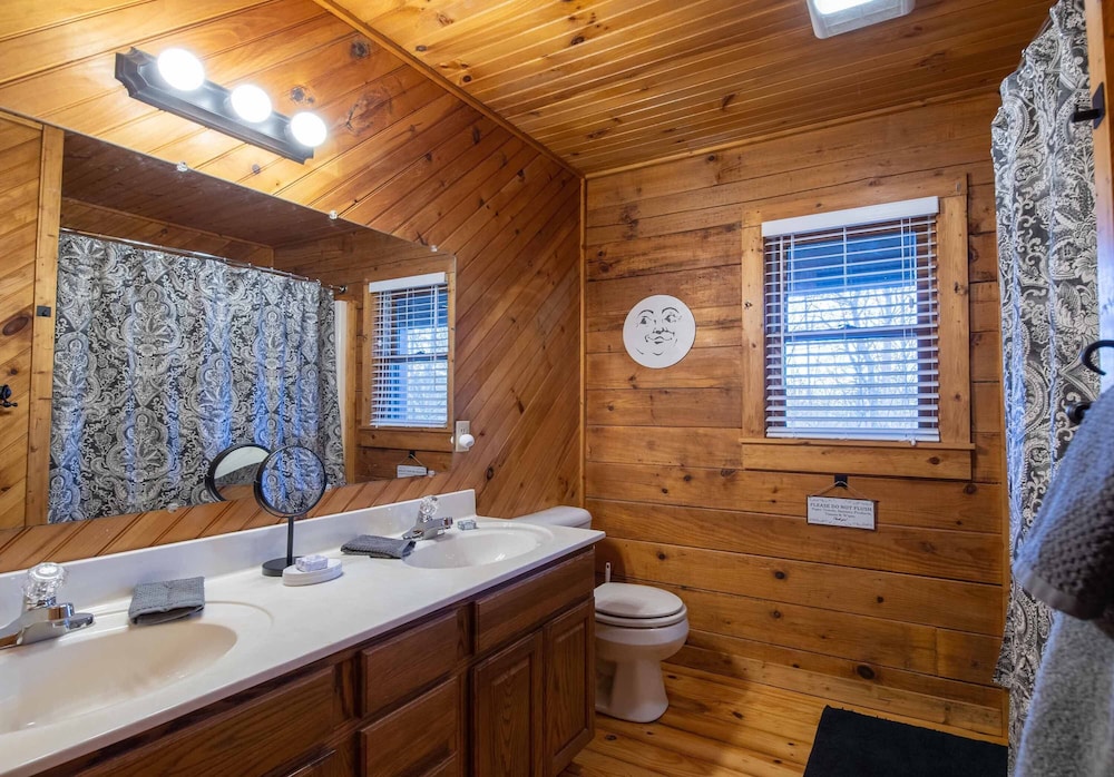 ** Beautiful Man in the Moon Lodge! Fire-Pit, Private, Easy Access, Wifi!!