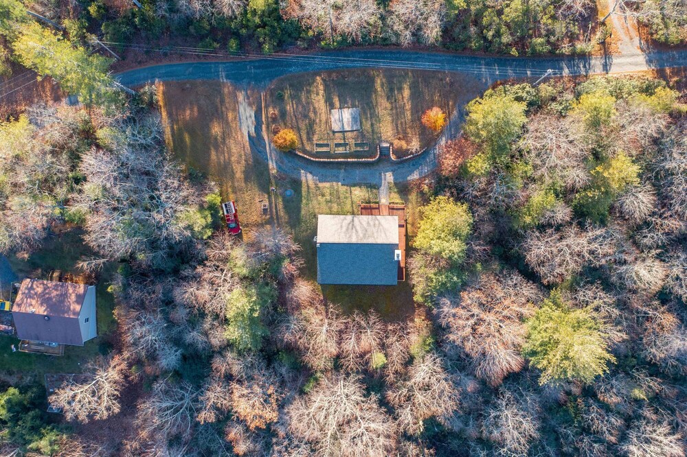 ** Beautiful Man in the Moon Lodge! Fire-Pit, Private, Easy Access, Wifi!!