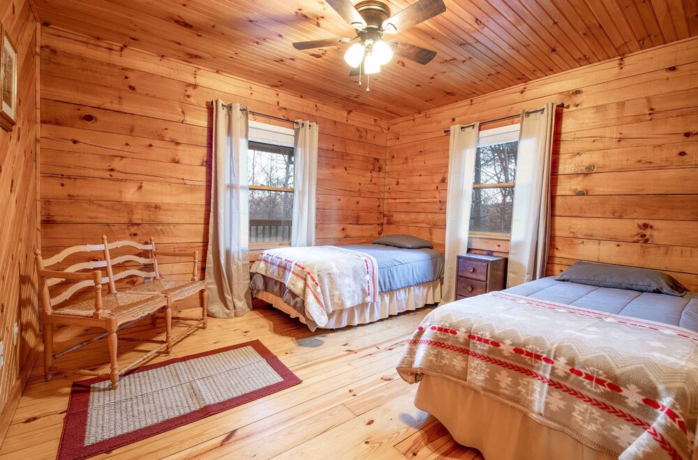 ** Beautiful Man in the Moon Lodge! Fire-Pit, Private, Easy Access, Wifi!!