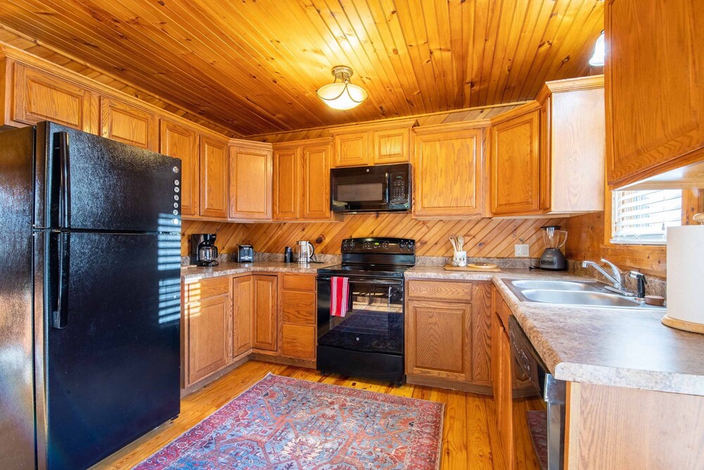 ** Beautiful Man in the Moon Lodge! Fire-Pit, Private, Easy Access, Wifi!!