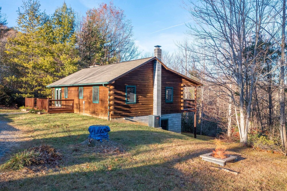 ** Beautiful Man in the Moon Lodge! Fire-Pit, Private, Easy Access, Wifi!!