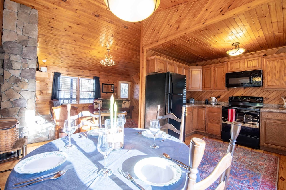 ** Beautiful Man in the Moon Lodge! Fire-Pit, Private, Easy Access, Wifi!!