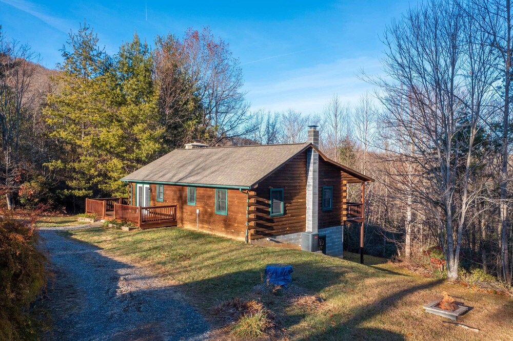 ** Beautiful Man in the Moon Lodge! Fire-Pit, Private, Easy Access, Wifi!!