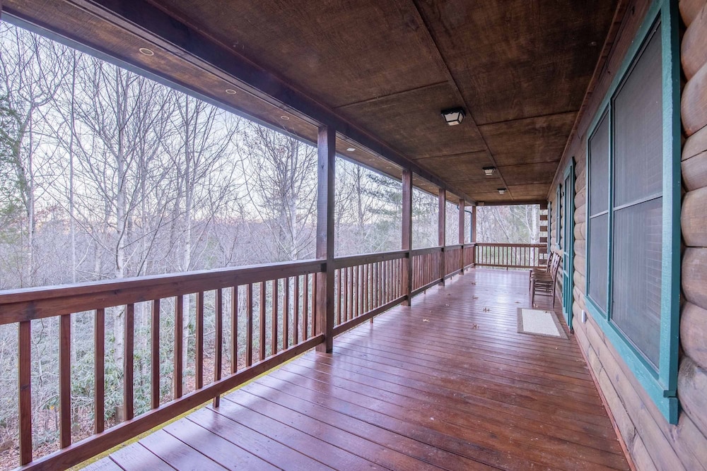 ** Beautiful Man in the Moon Lodge! Fire-Pit, Private, Easy Access, Wifi!!