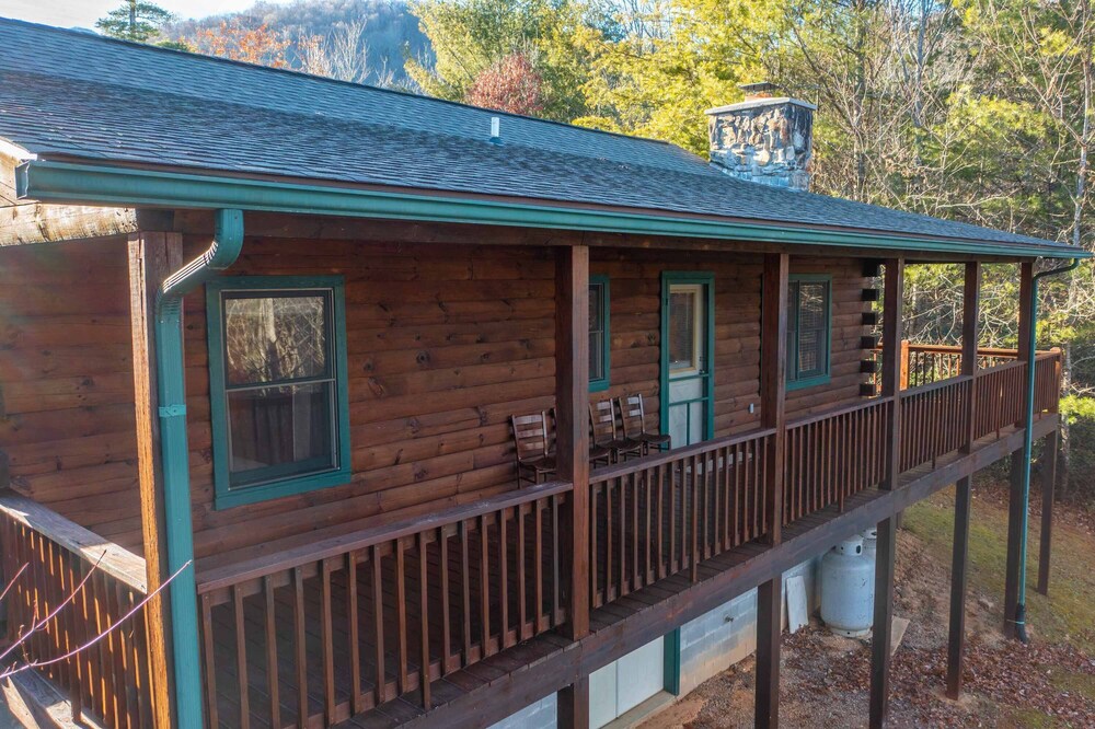 ** Beautiful Man in the Moon Lodge! Fire-Pit, Private, Easy Access, Wifi!!