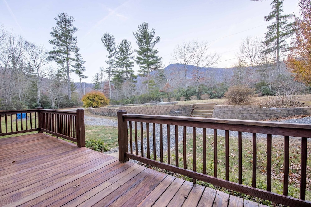 ** Beautiful Man in the Moon Lodge! Fire-Pit, Private, Easy Access, Wifi!!