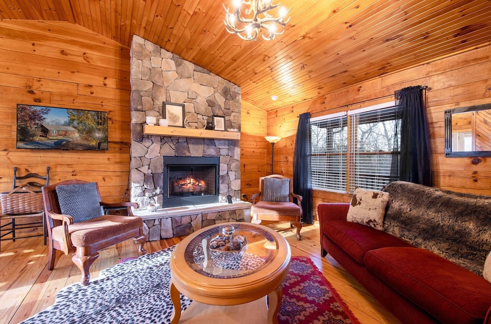 ** Beautiful Man in the Moon Lodge! Fire-Pit, Private, Easy Access, Wifi!!