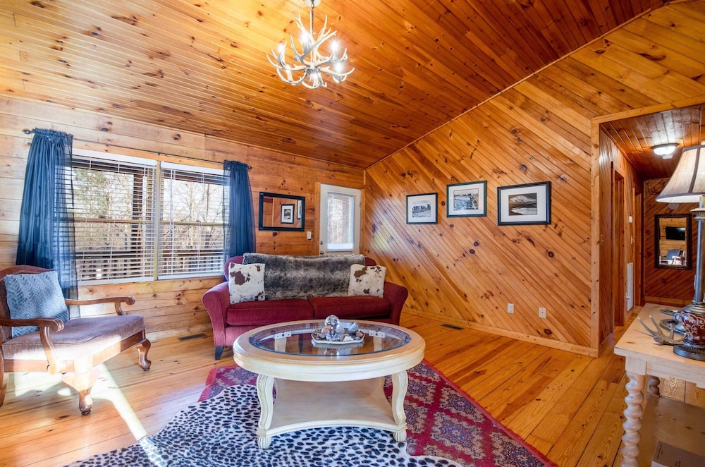 ** Beautiful Man in the Moon Lodge! Fire-Pit, Private, Easy Access, Wifi!!