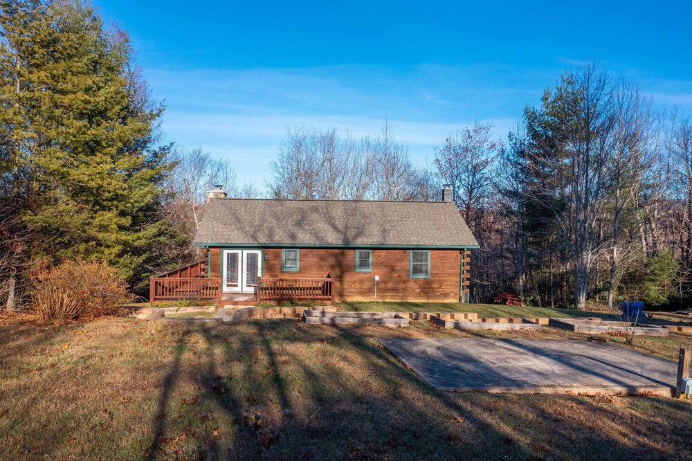 ** Beautiful Man in the Moon Lodge! Fire-Pit, Private, Easy Access, Wifi!!