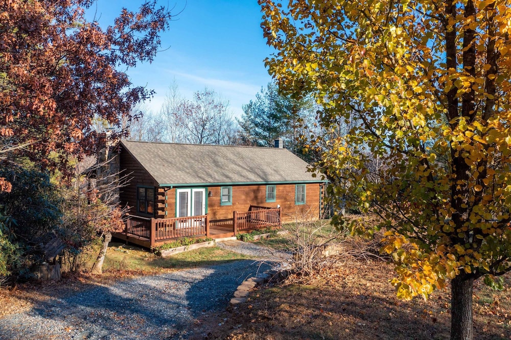 ** Beautiful Man in the Moon Lodge! Fire-Pit, Private, Easy Access, Wifi!!