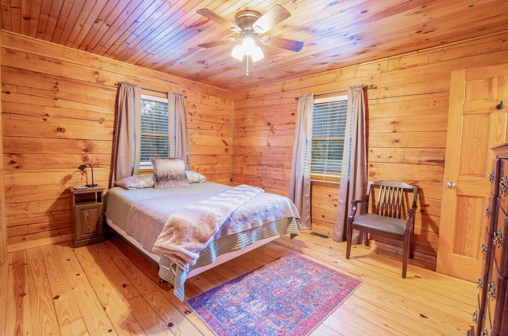 ** Beautiful Man in the Moon Lodge! Fire-Pit, Private, Easy Access, Wifi!!