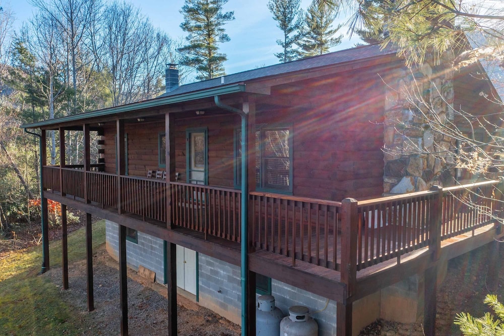 ** Beautiful Man in the Moon Lodge! Fire-Pit, Private, Easy Access, Wifi!!