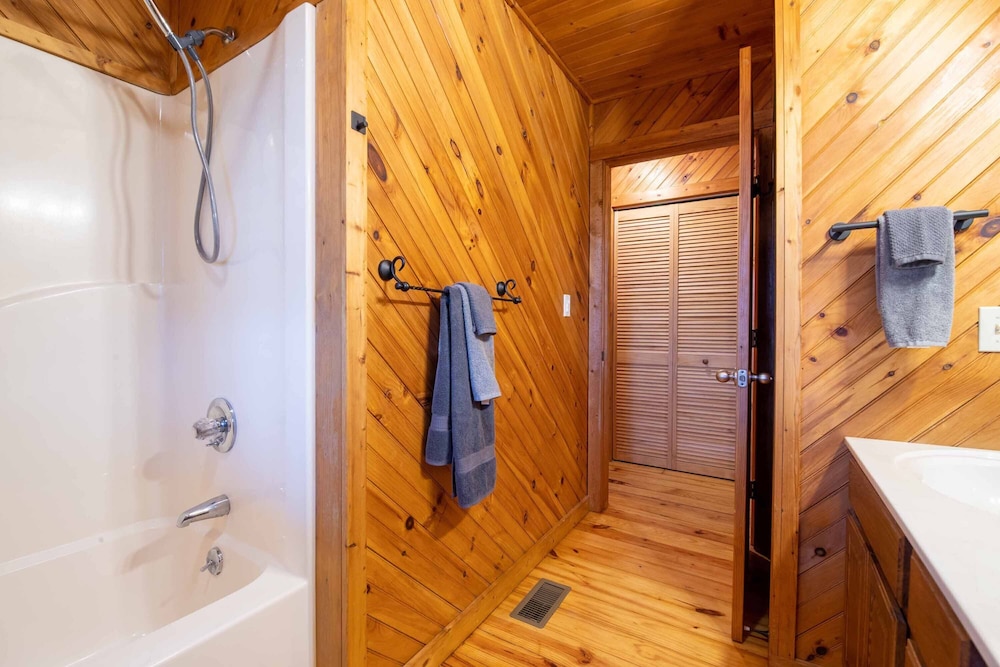 ** Beautiful Man in the Moon Lodge! Fire-Pit, Private, Easy Access, Wifi!!