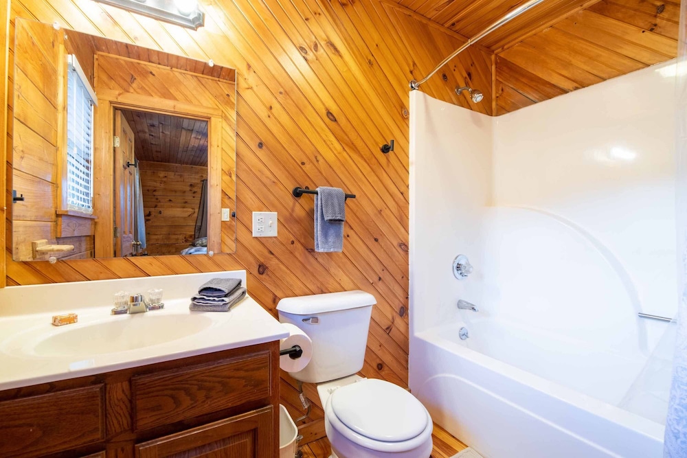 ** Beautiful Man in the Moon Lodge! Fire-Pit, Private, Easy Access, Wifi!!