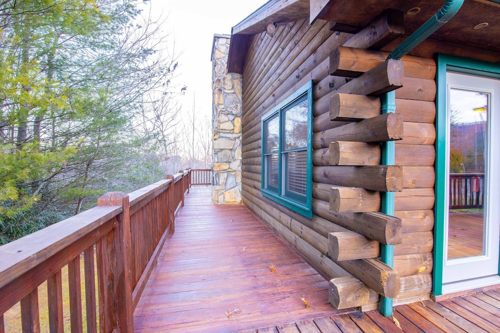 ** Beautiful Man in the Moon Lodge! Fire-Pit, Private, Easy Access, Wifi!!