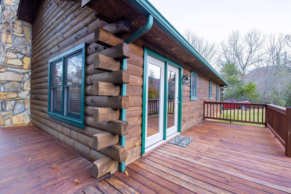 ** Beautiful Man in the Moon Lodge! Fire-Pit, Private, Easy Access, Wifi!!