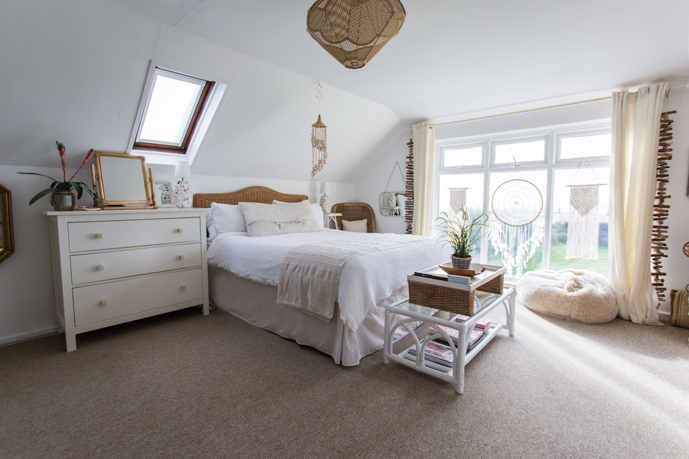 Fairlight - Charming Coastal Home on the Beach