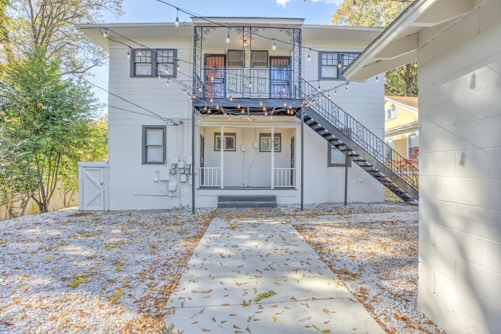 Midtown Classic Apartment with Modern Touches!