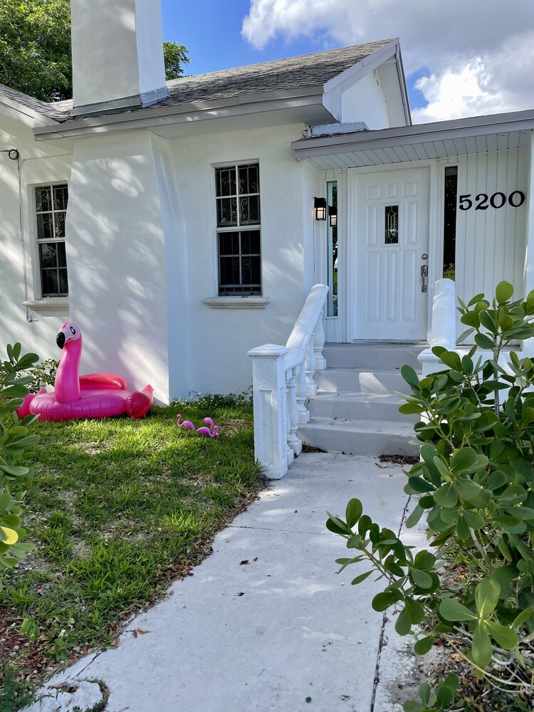 3Br for large groups FLAMINGO HOUSE Wynnewood 11 min, SOBE 19 min, SLEEPS 6-8