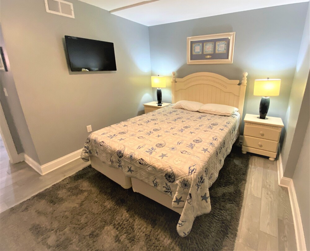 Bay Views, Pet Friendly, 2BR Condo w/ amenities Sleeps 6 Dewey Beach