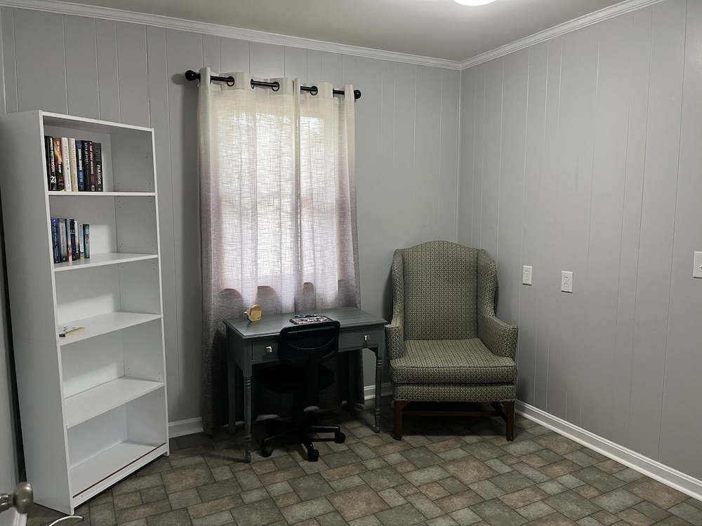 The Lilly Pad: Clean and quiet house close to beaches, dining, and golf!