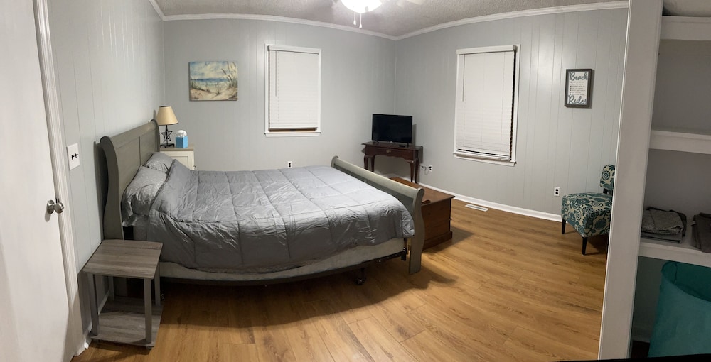 The Lilly Pad: Clean and quiet house close to beaches, dining, and golf!