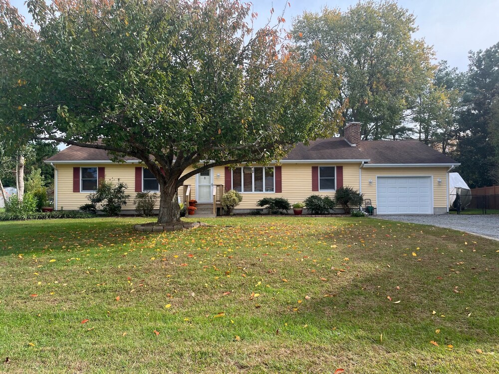 The Lilly Pad: Clean and quiet house close to beaches, dining, and golf!