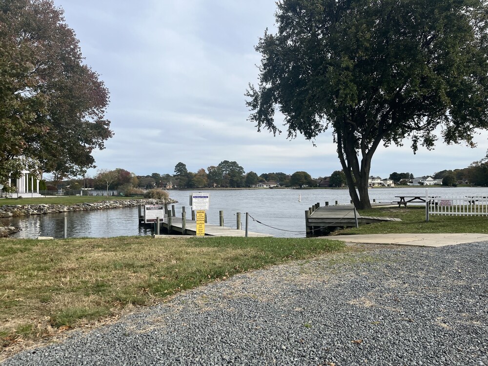 The Lilly Pad: Clean and quiet house close to beaches, dining, and golf!