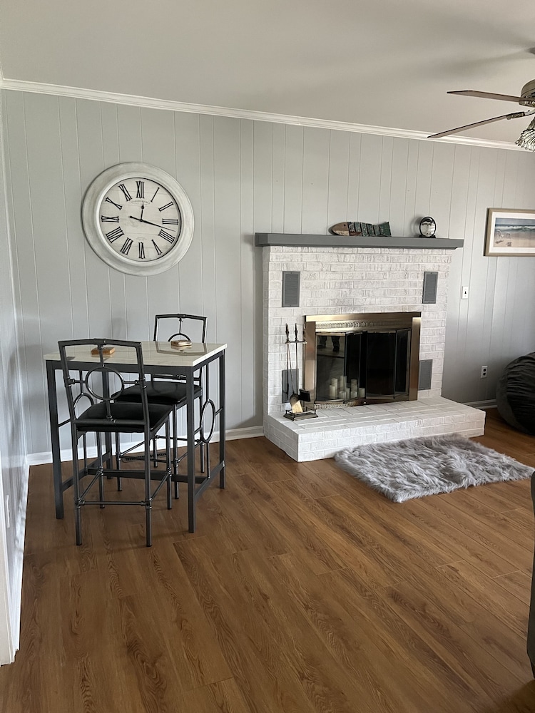 The Lilly Pad: Clean and quiet house close to beaches, dining, and golf!