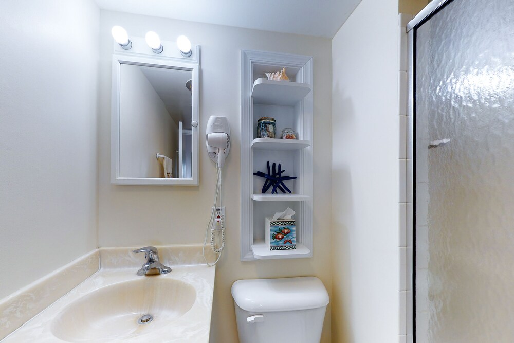 Bayfront Condo Steps from the Fishing Pier with Patio, WiFi, Central AC & W/D