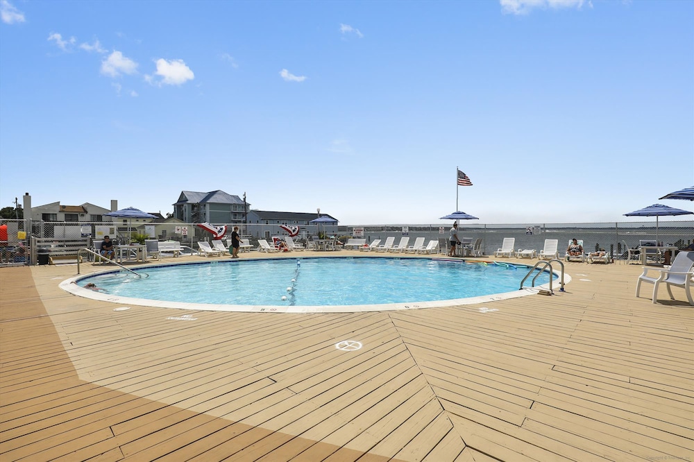 Open & Impressive Bayside Suite Close to the Beach w/Shared Pool, AC, & Balcony