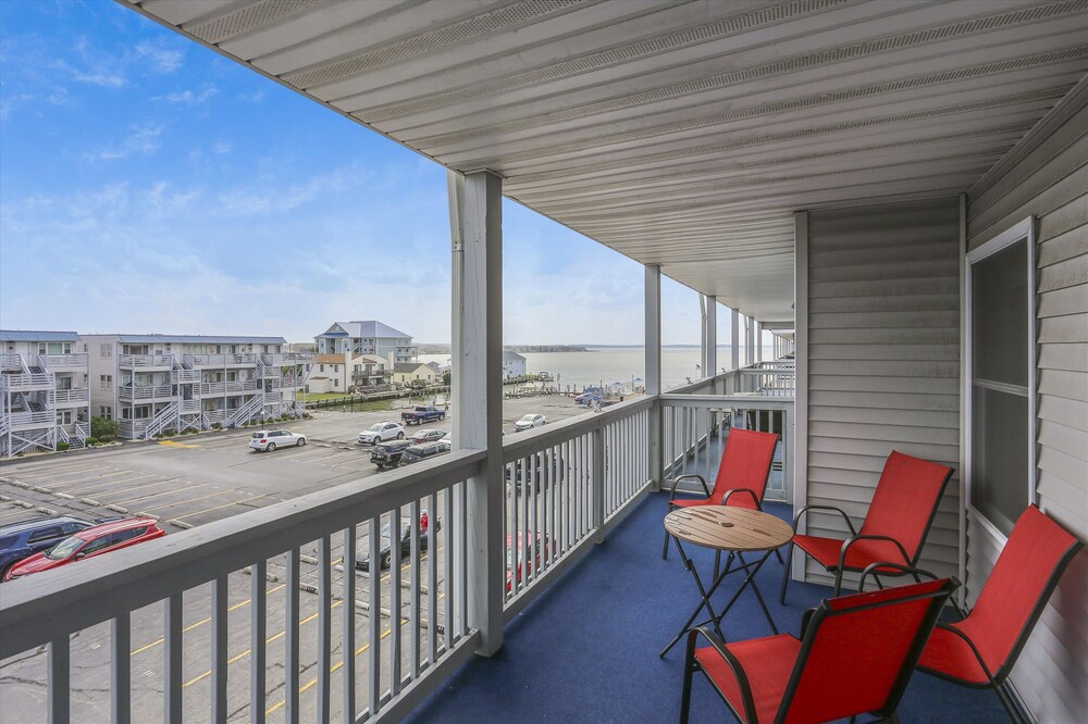 Open & Impressive Bayside Suite Close to the Beach w/Shared Pool, AC, & Balcony