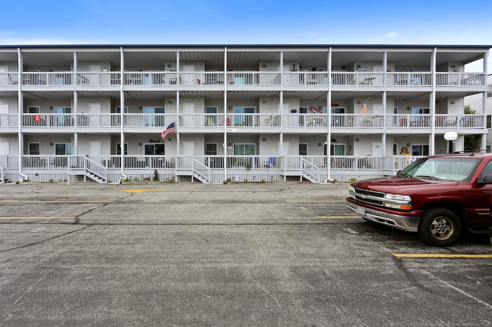 Open & Impressive Bayside Suite Close to the Beach w/Shared Pool, AC, & Balcony