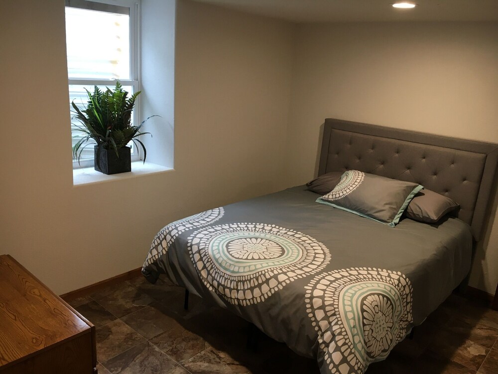 4 bedrooms 3 bath, Tranquil Home, Master suite & Jet tub, Mins from Hot