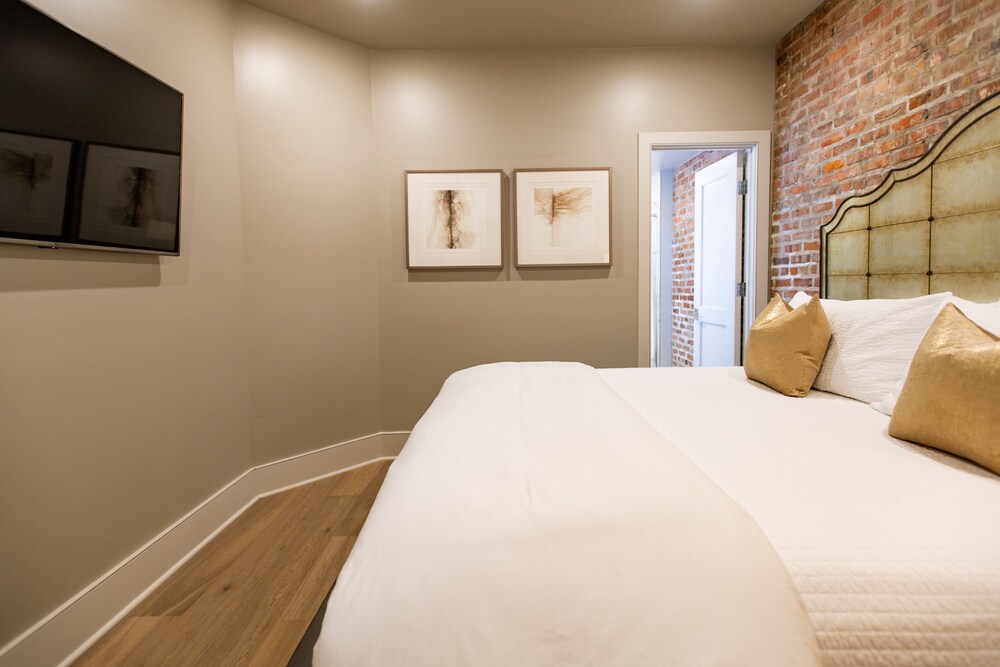 Chic and Sleek Elegance Stylish Condo with Exposed Brick in New