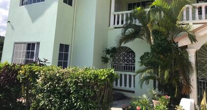 Beautiful 2-bed Apartment in Sunny Jamaica
