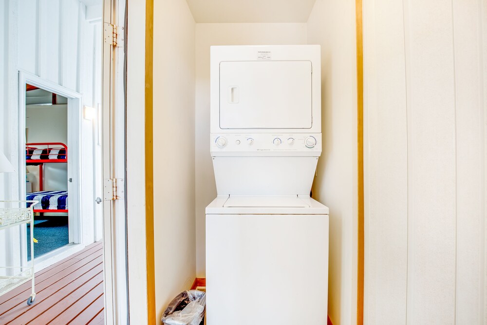 Fenwick Island spacious beach house with deck, W/D & full kitchen dog