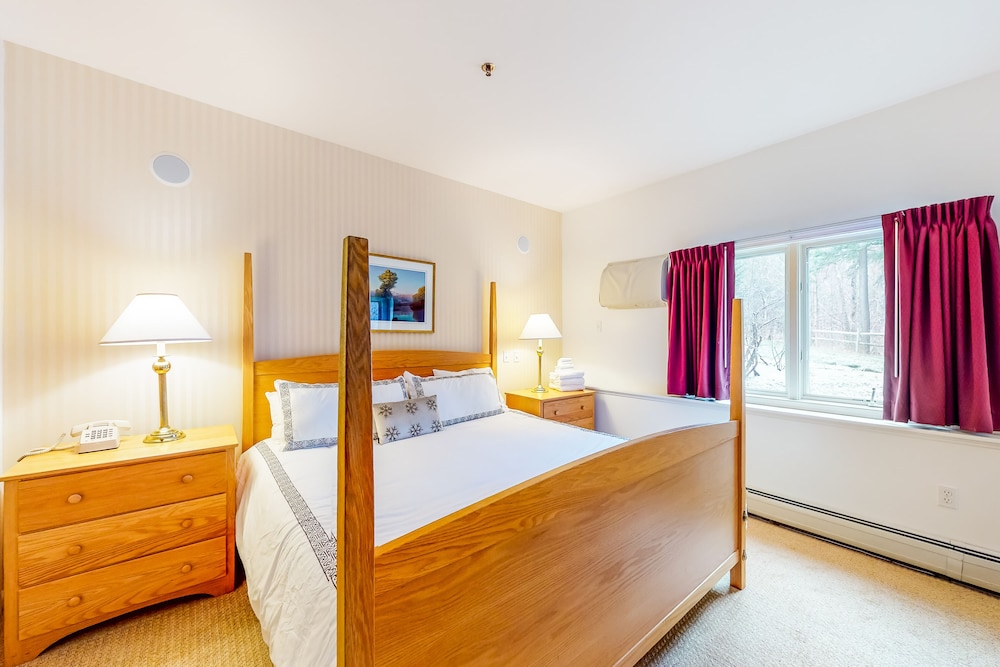 SkiIn/SkiOut Family Condo at Smugglers’ Notch with Pool, Hot Tub