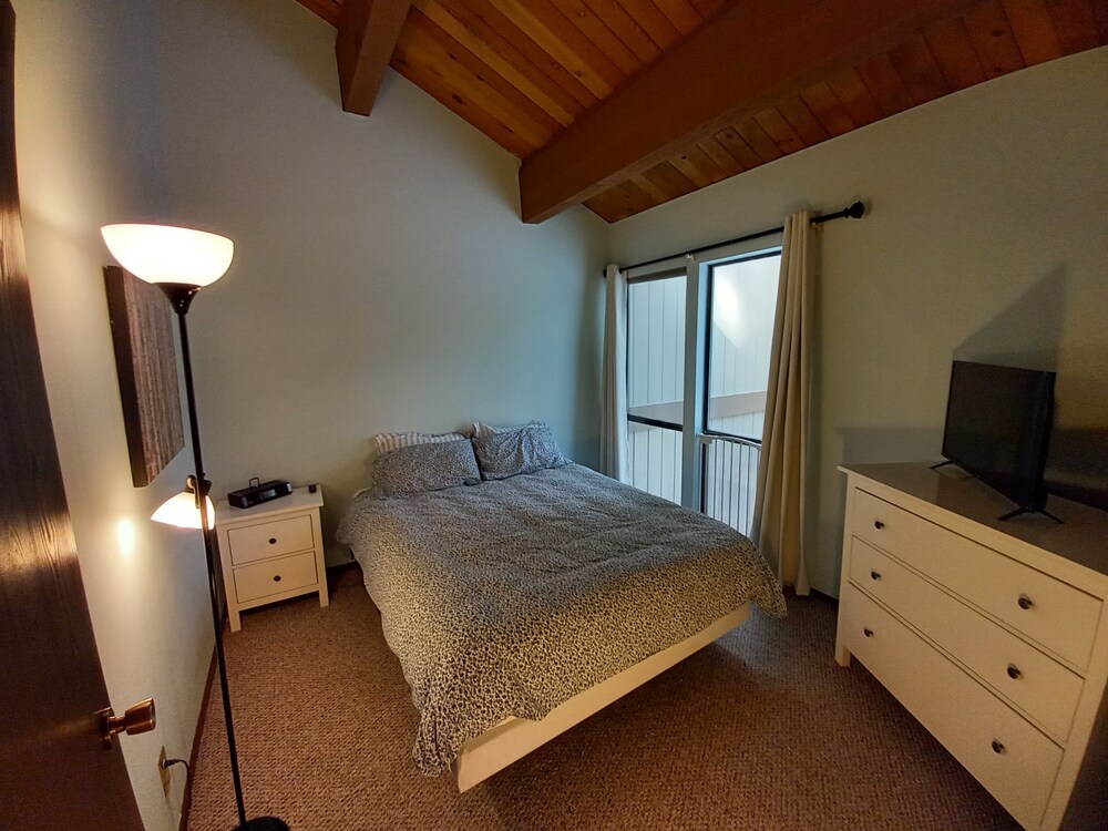 Kings Beach 2 bed townhouse minutes from Lake Tahoe and Northstar