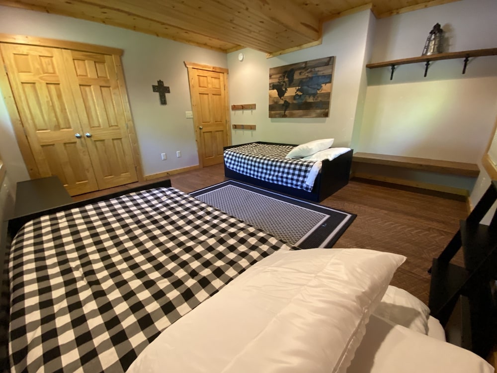 Modern Log HouseNelson Lake Hayward, WISPECIAL 4 nights for 3Text