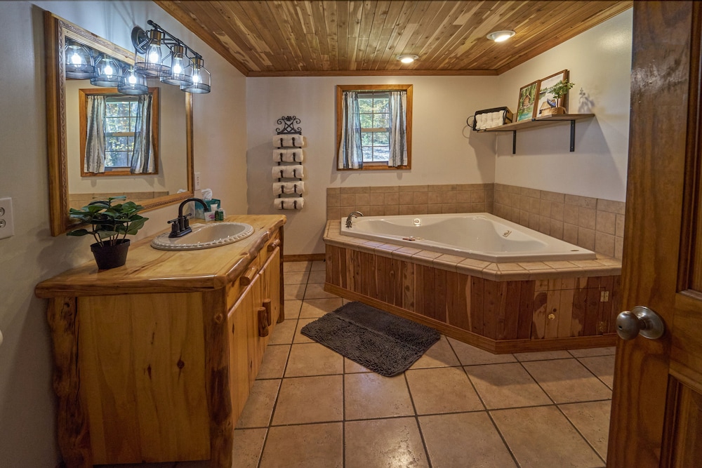 Charming Renovated 4BR Smoky Mountain Getaway