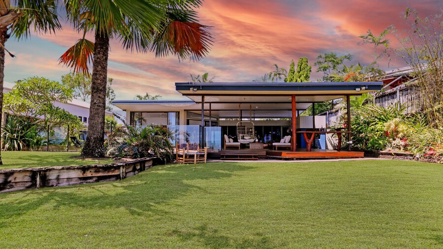 Stylish Beachfront House w Private Pool