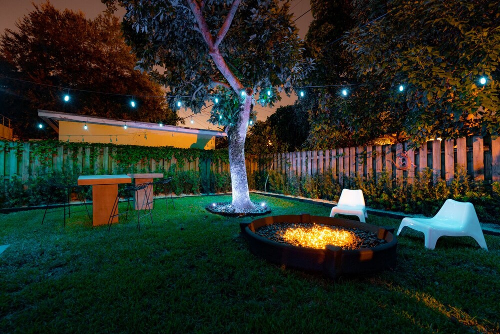 Unique 3bd Villa / 7 Seats hot tub / Sleeps 8