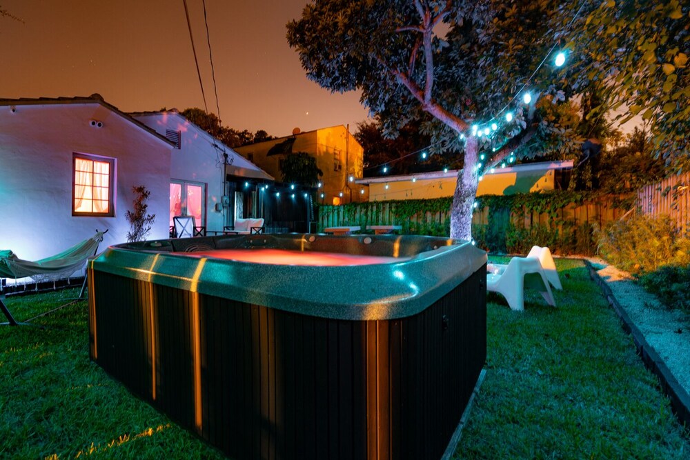 Unique 3bd Villa / 7 Seats hot tub / Sleeps 8