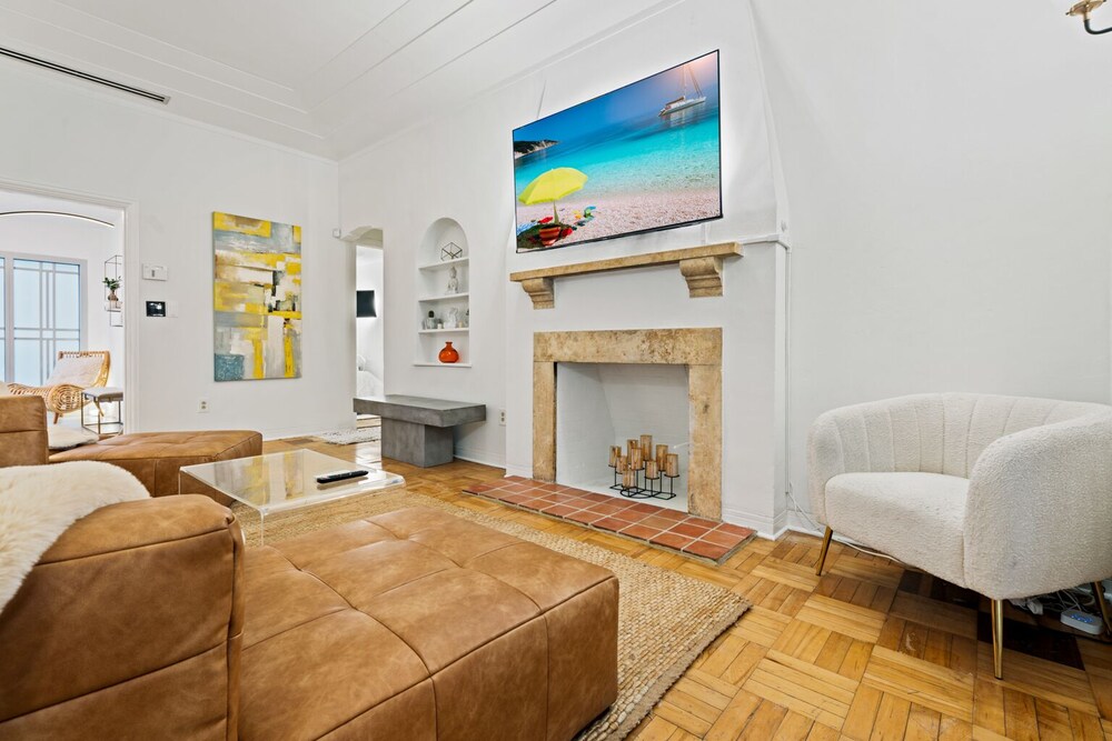 Unique 3bd Villa / 7 Seats hot tub / Sleeps 8