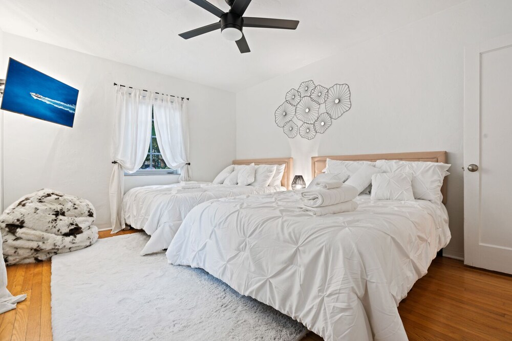 Unique 3bd Villa / 7 Seats hot tub / Sleeps 8