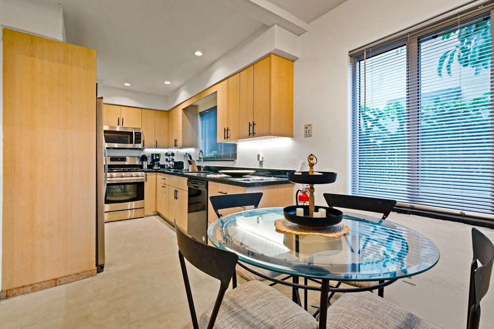 Unique 3bd Villa / 7 Seats hot tub / Sleeps 8