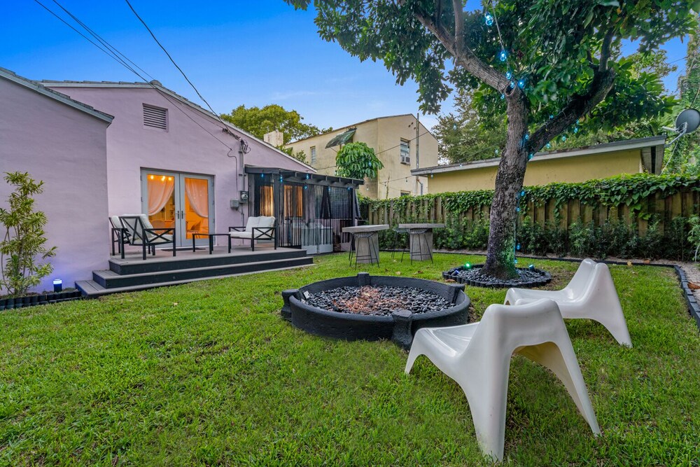 Unique 3bd Villa / 7 Seats hot tub / Sleeps 8